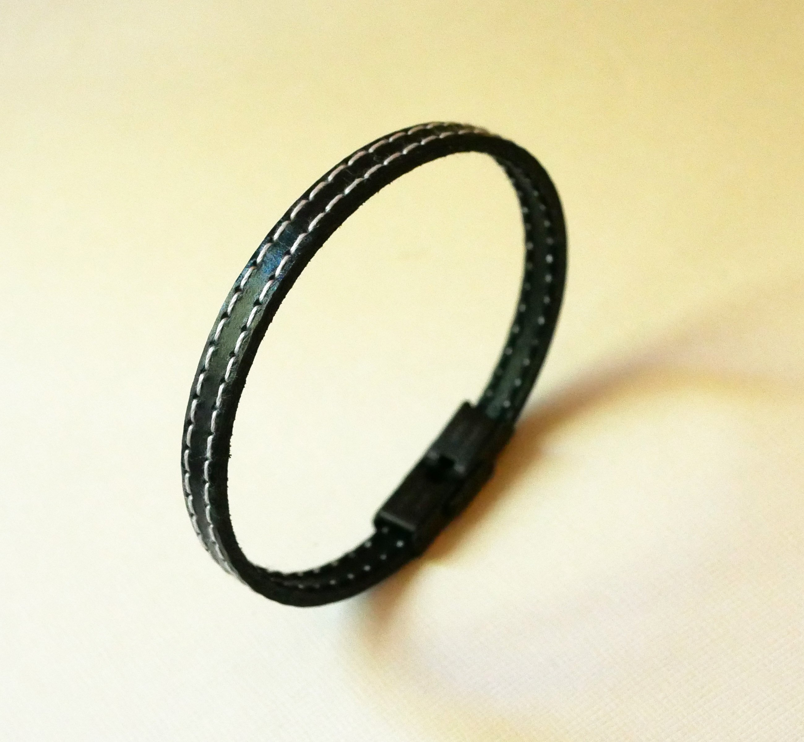 Schwarzes Lederarmband mit weißen Doppelsteppnähten, verstellbare Taille