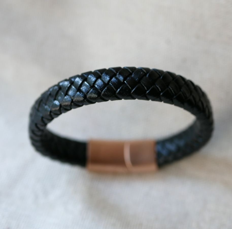 Schwarzes, geflochtenes Lederarmband mit Rose Gold Magnetverschluss aus Stahl