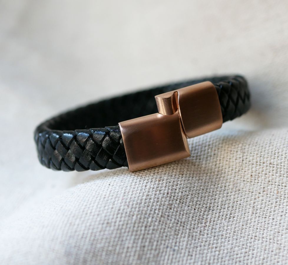 Schwarzes, geflochtenes Lederarmband mit Rose Gold Magnetverschluss aus Stahl