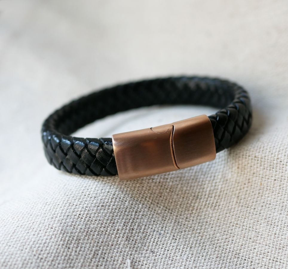 Schwarzes, geflochtenes Lederarmband mit Rose Gold Magnetverschluss aus Stahl