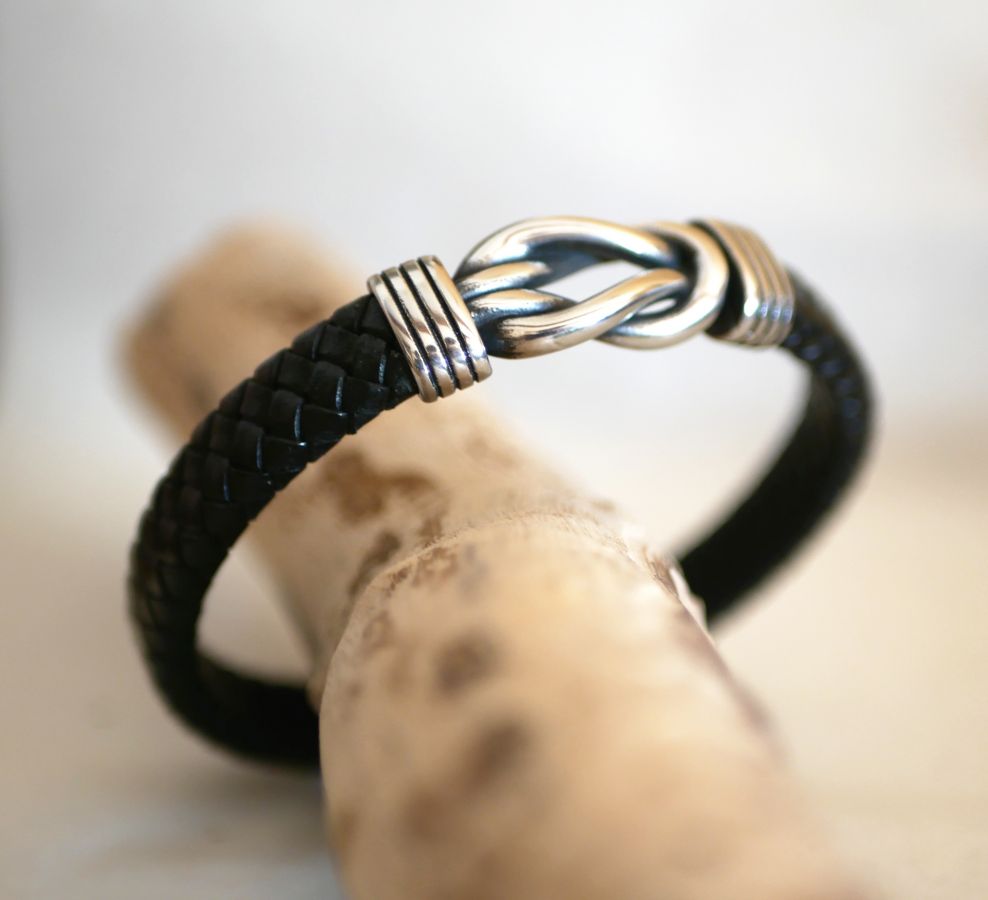 Schwarzes, geflochtenes Lederarmband mit keltischem Knoten Magnetverschluss aus gebürstetem Stahl