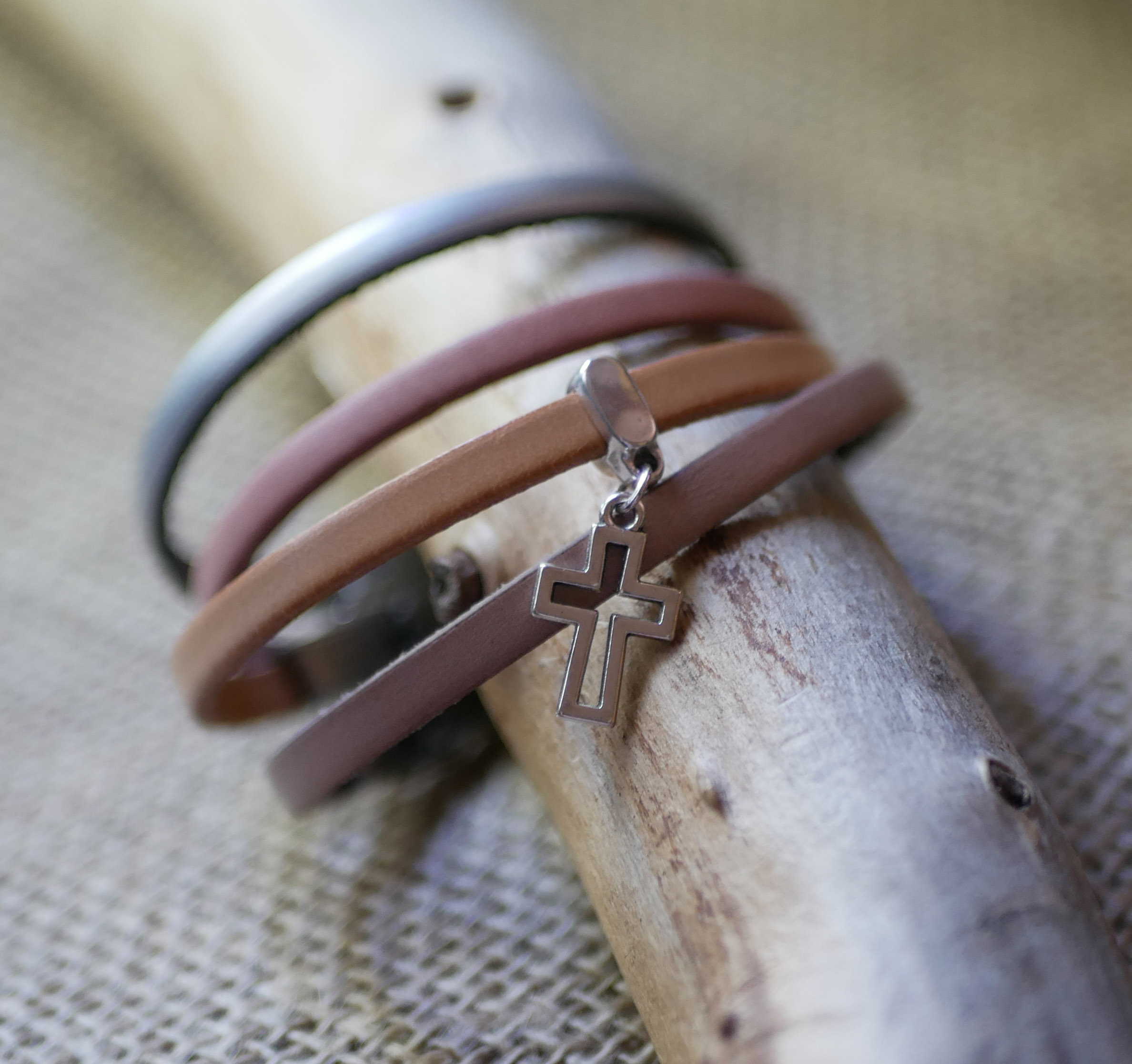 Lederarmband mit Anhänger nach Wahl durch Gravur personalisierbar