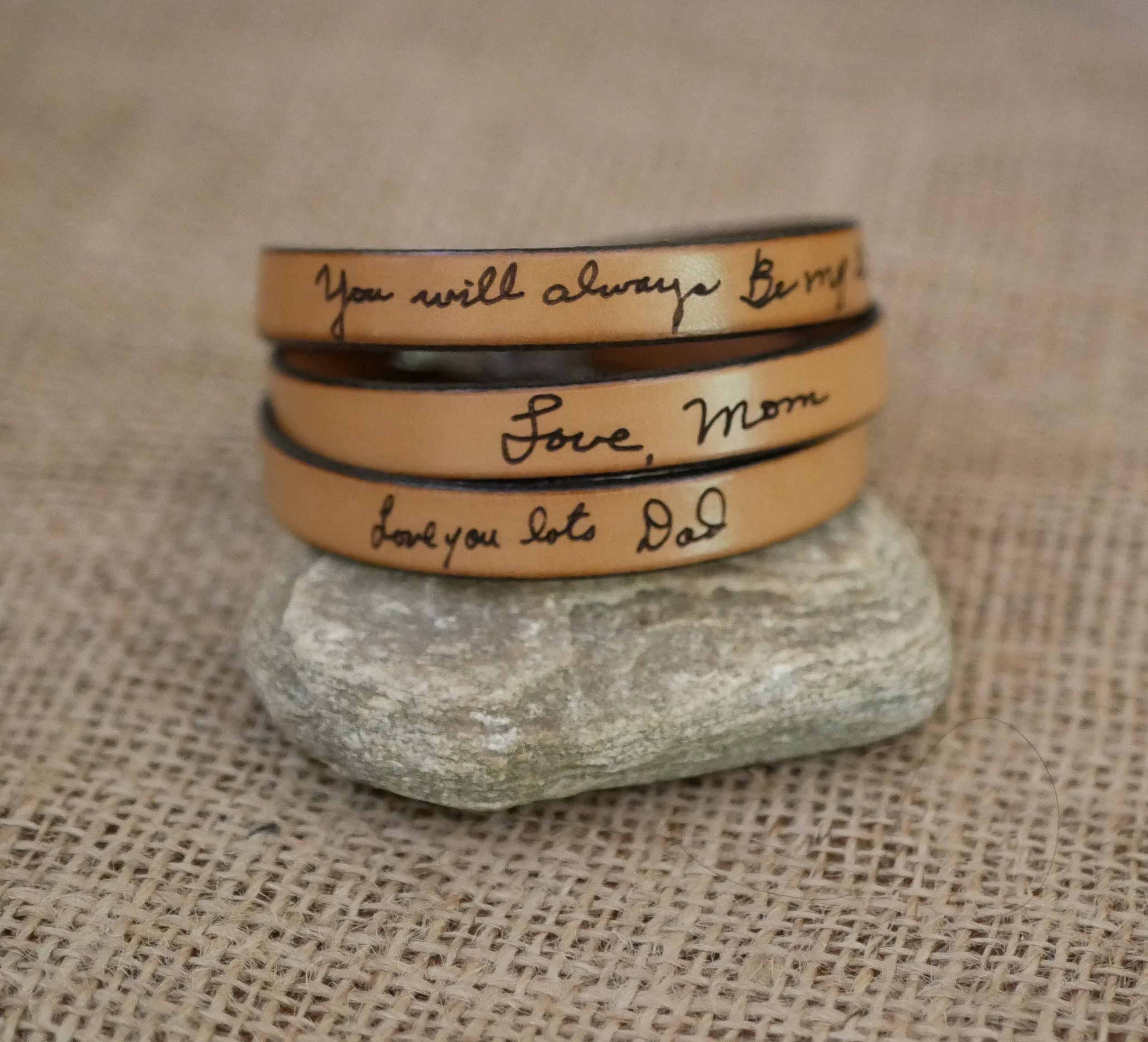 Lederarmband individuell gestaltbar durch Gravur von Handschrift in einfacher, doppelter oder dreifacher Umdrehung