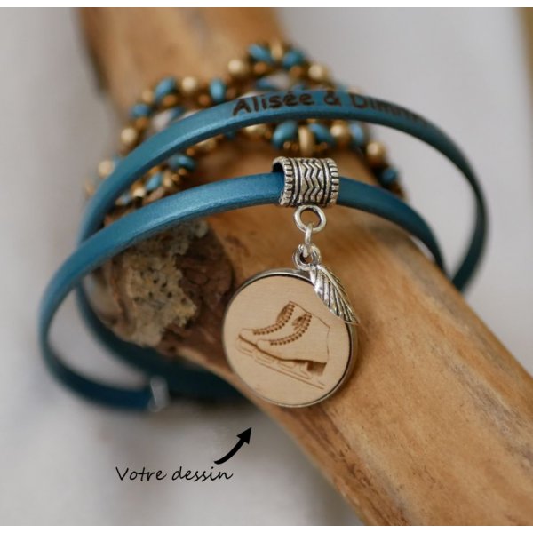 Personalisiertes Lederarmband mit graviertem Holzkabochon