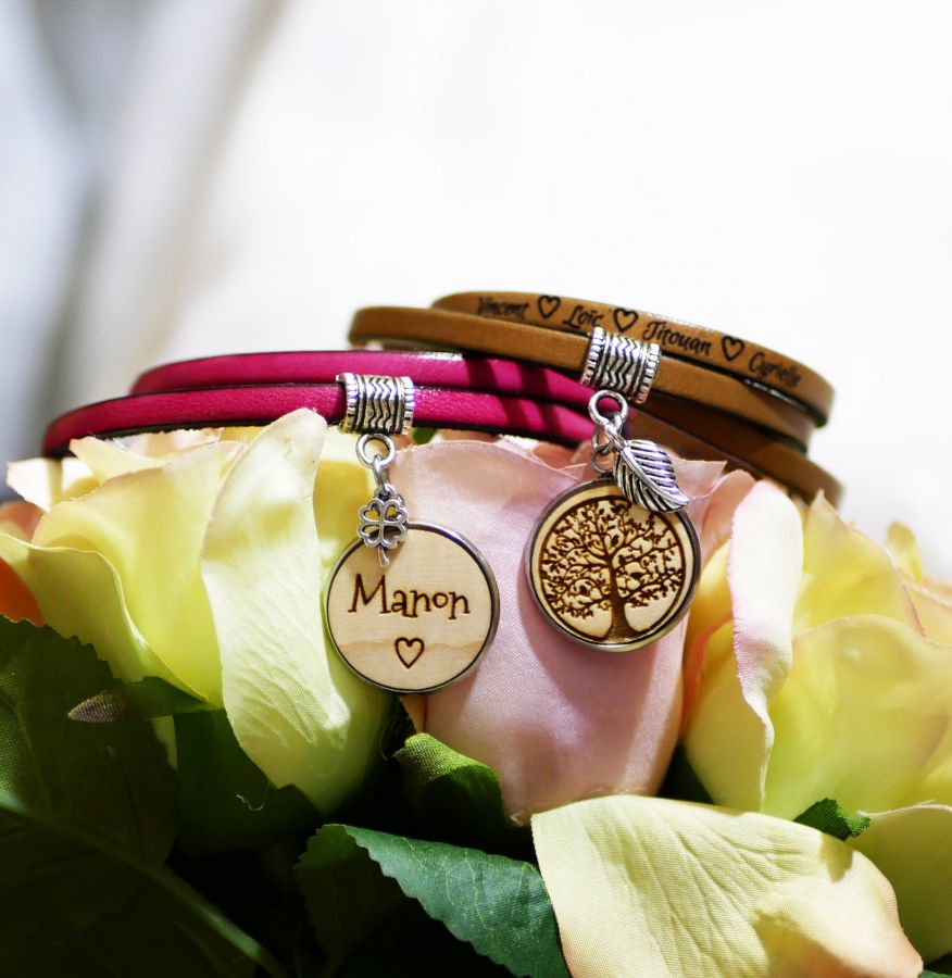 Personalisiertes Lederarmband mit graviertem Holzkabochon