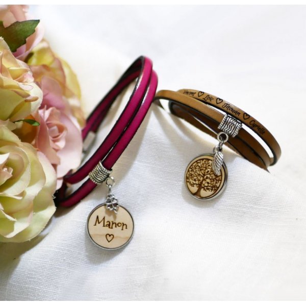 Personalisiertes Lederarmband mit graviertem Holzkabochon