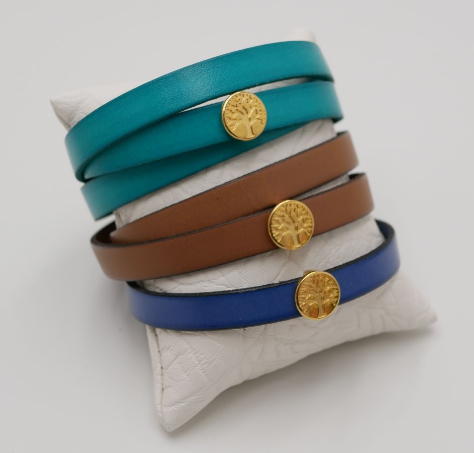 Personalisiertes Lederarmband mit einem goldenen Lebensbaum verziert 