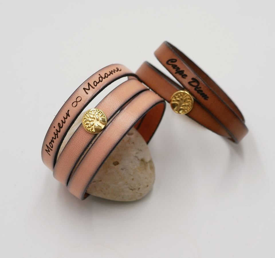 Personalisiertes Lederarmband mit einem goldenen Lebensbaum verziert 