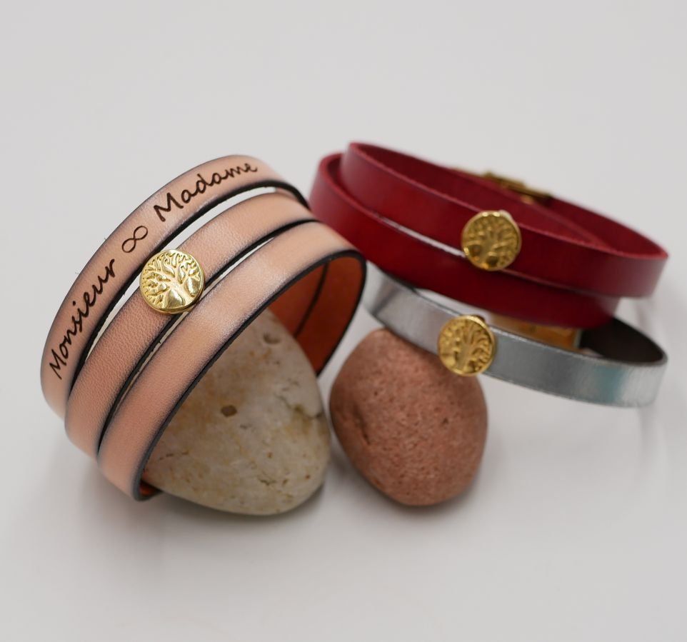 Personalisiertes Lederarmband mit einem goldenen Lebensbaum verziert 