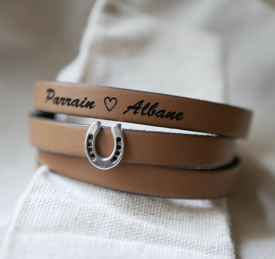 Personalisiertes Lederarmband mit einem kleinen Hufeisen verziert 