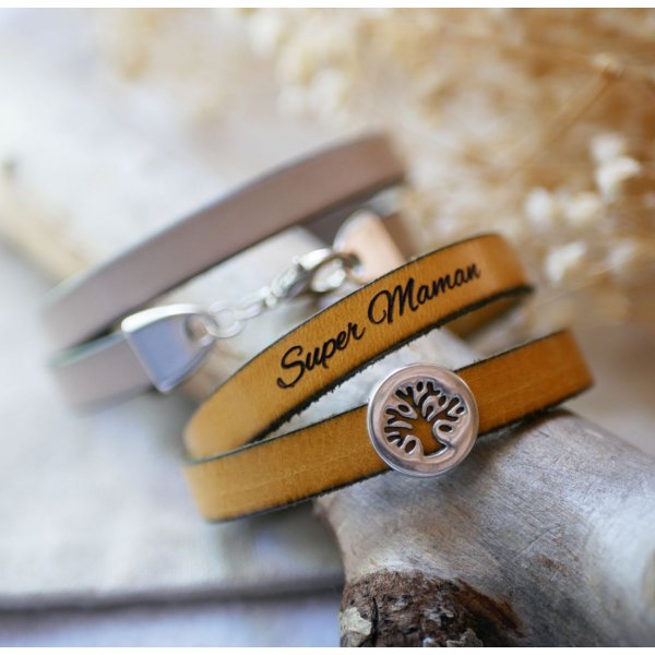 Personalisiertes Lederarmband mit einem durchbrochenen Lebensbaum-Cabochon verziert