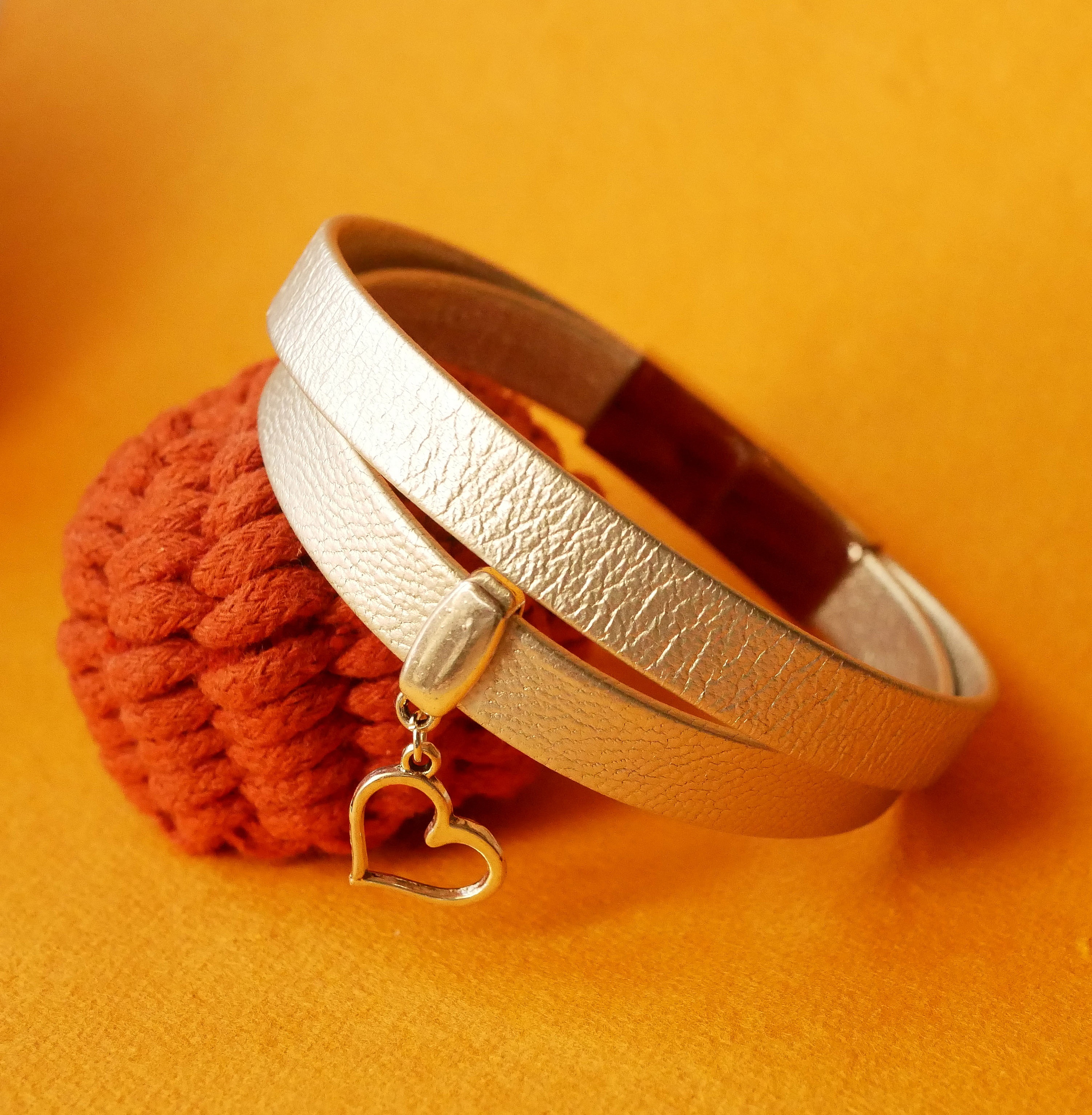 Armband aus weichem Leder, doppelt versilbert mit Anh&auml;nger nach Wahl