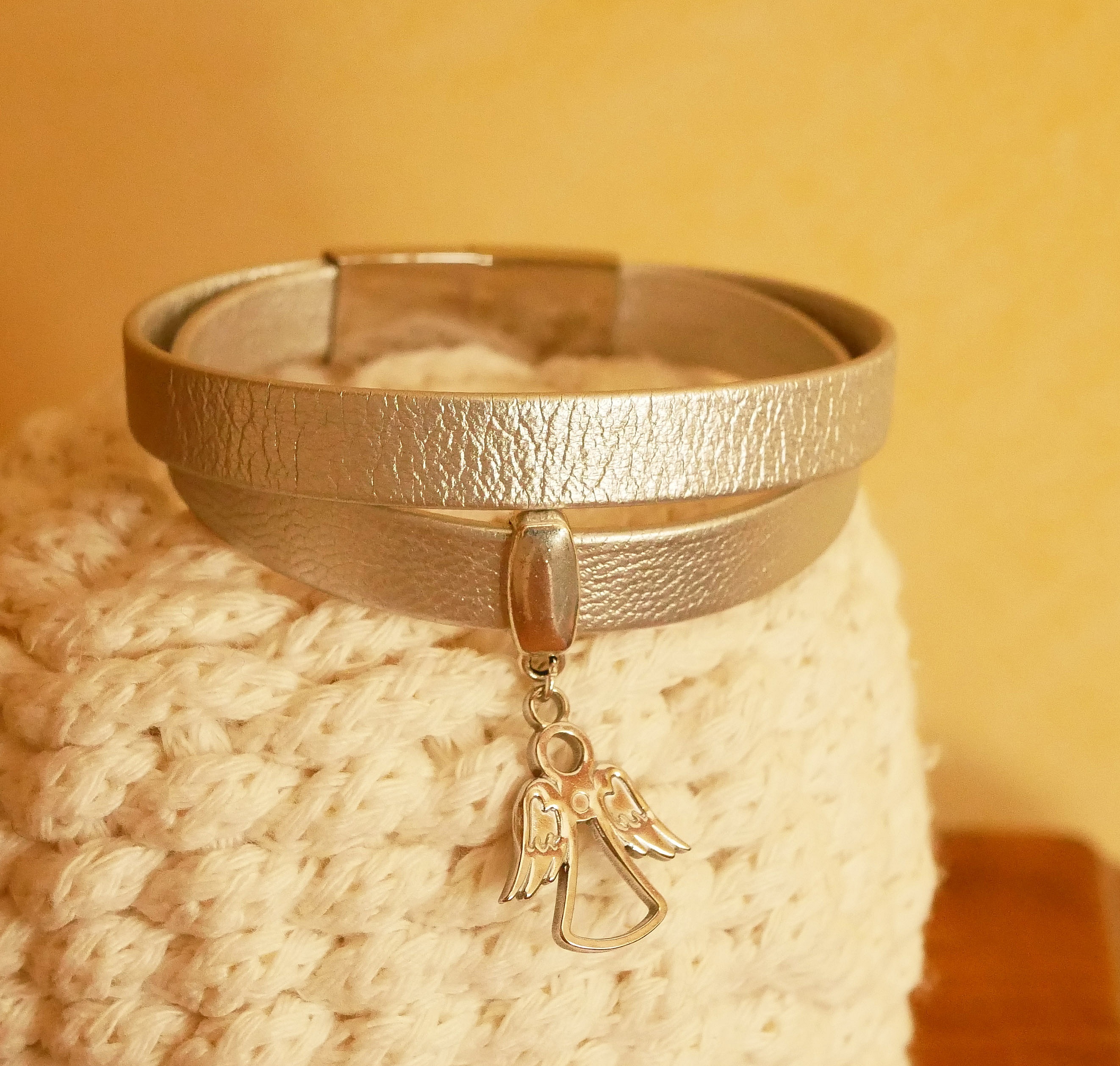 Armband aus weichem Leder, doppelt versilbert mit Anh&auml;nger nach Wahl