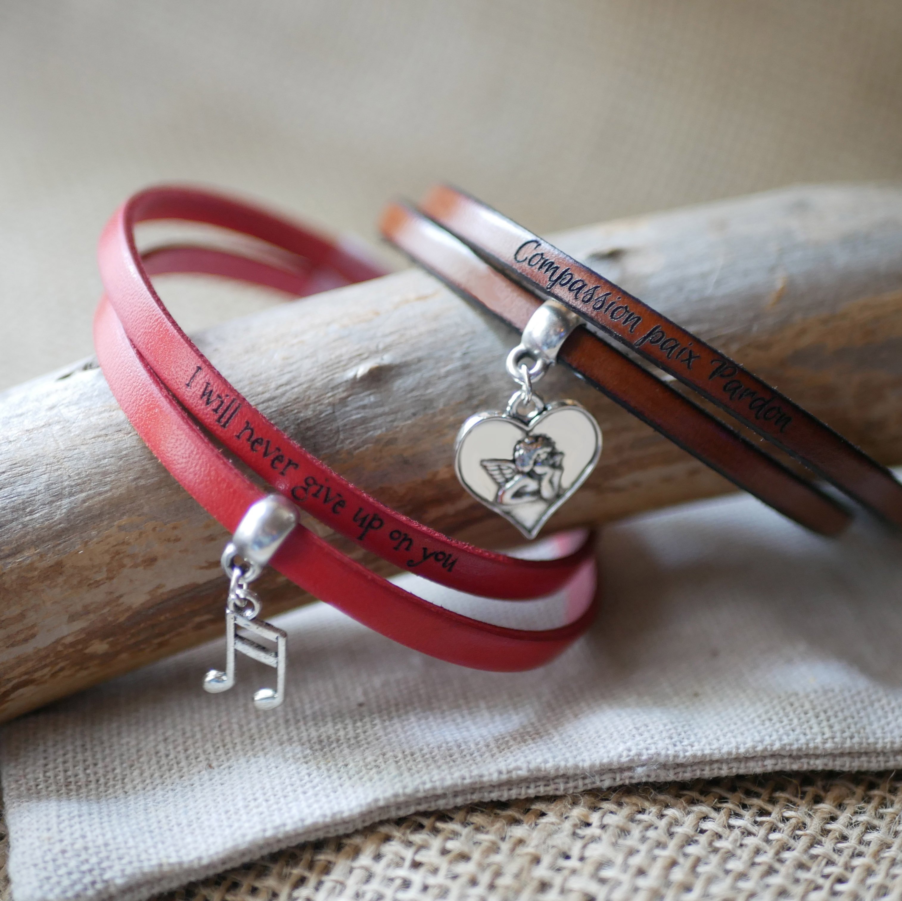 Lederarmband 2 Runden mit Charm, der durch Gravur personalisiert werden kann