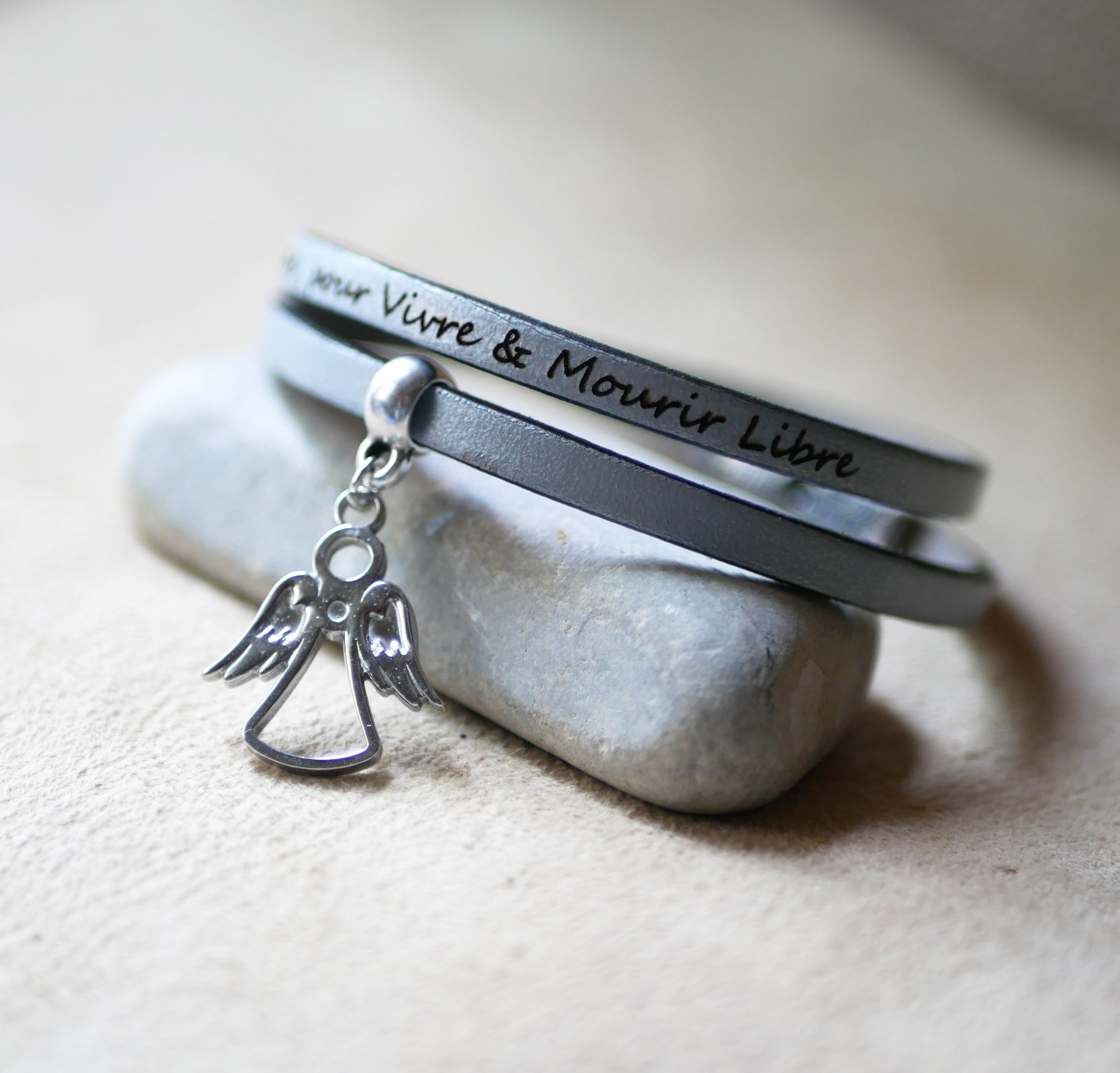 Lederarmband 2 Runden mit Charm, der durch Gravur personalisiert werden kann