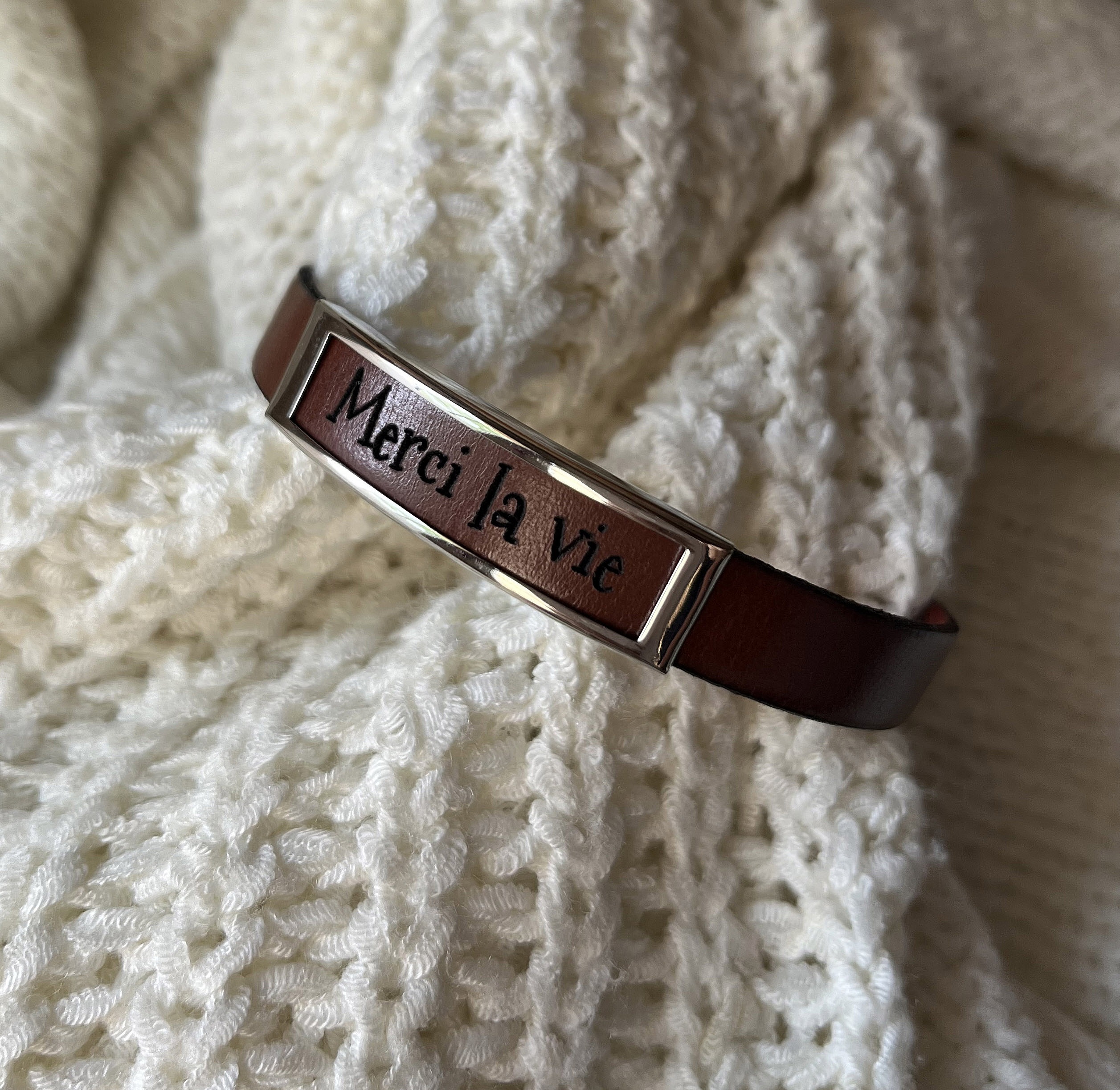 Lederarmband mit Edelstahlrahmen, in den ein Vorname oder ein Wort eingraviert ist 