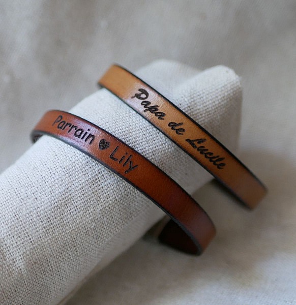 Bracelets en cuir personnalisés avec gravure sur support textile.