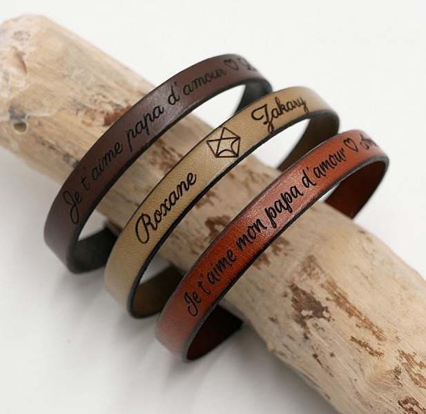 Bracelets en cuir personnalisés avec gravure sur fermoir magnétique.