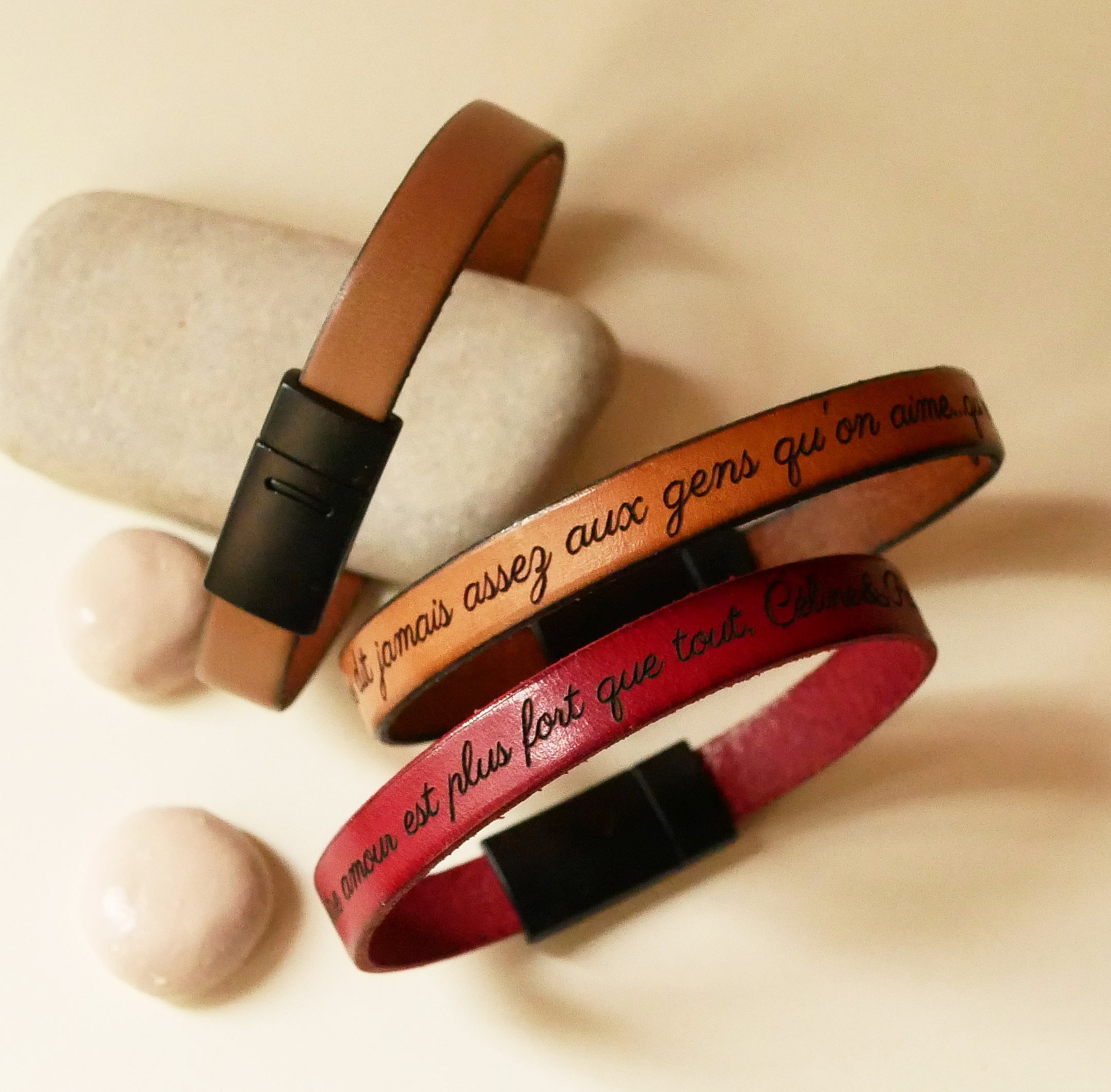 Bracelets en cuir personnalisés avec fermoir magnétique noir gravé.