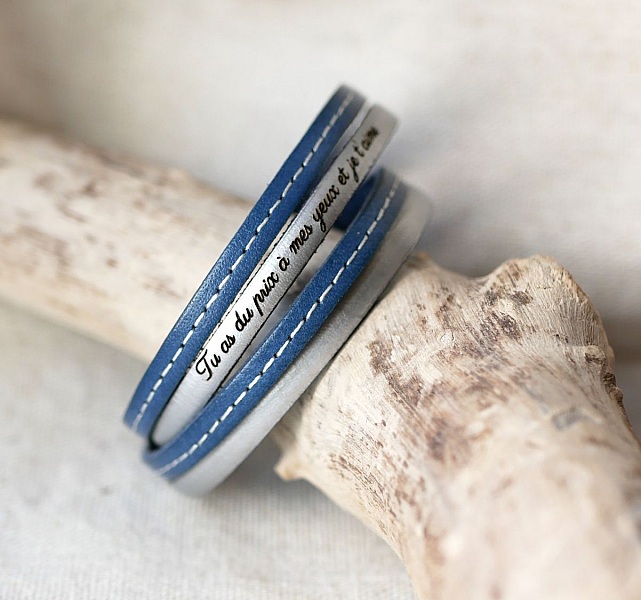 Bracelet double en cuir bleu personnalisable avec gravure.
