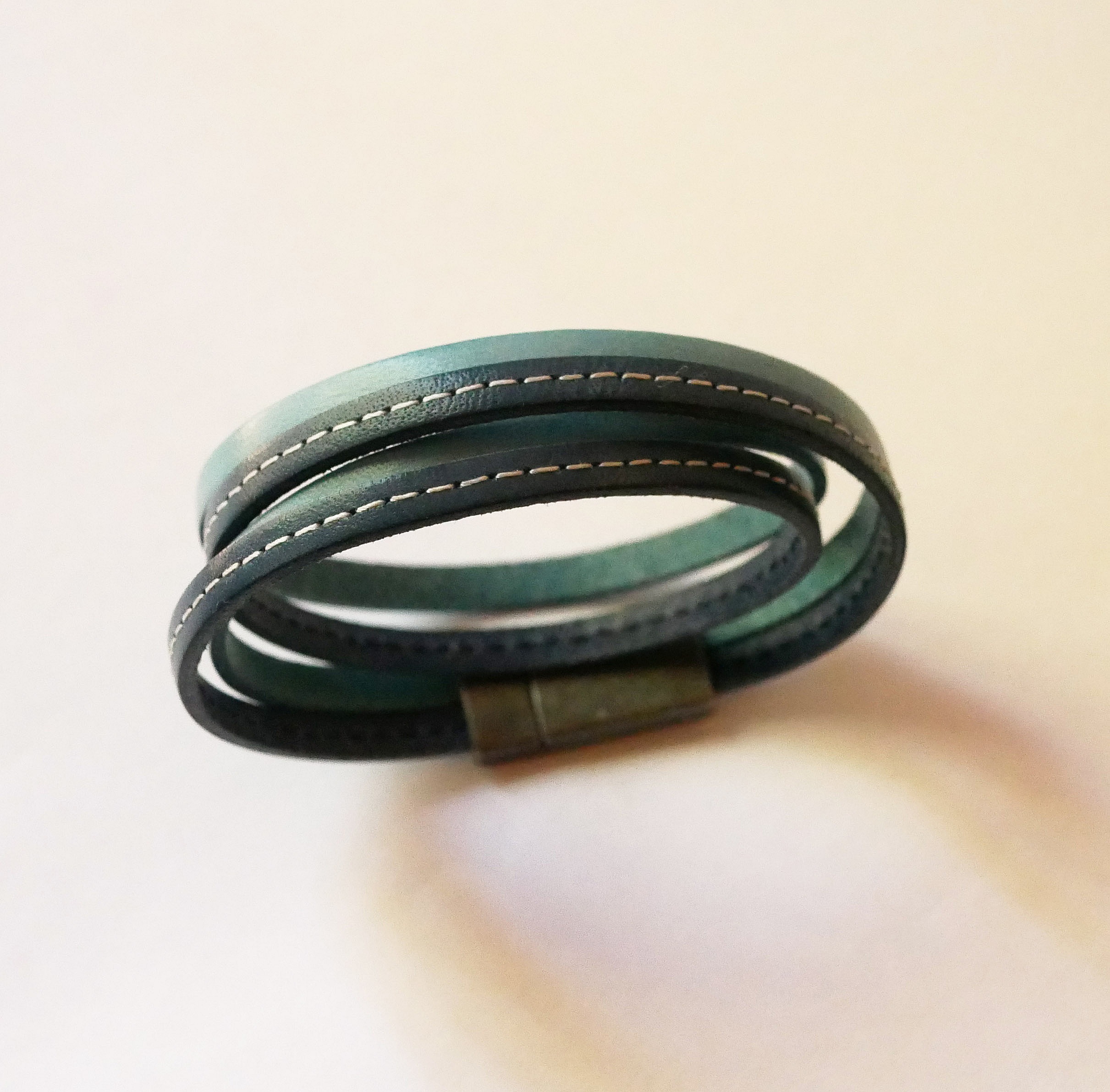 Doppeltes blaues Lederarmband mit Steppn&auml;hten an der Magnetschlie&szlig;e