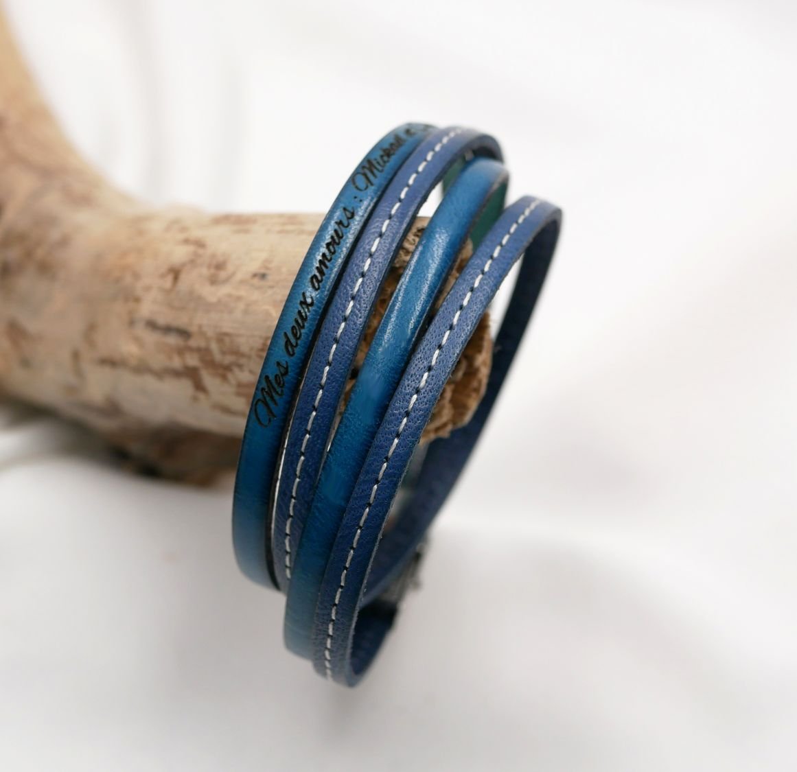 Armband aus blauem Doppelleder mit Steppnähten und Farbe nach Wahl zum Selbstgestalten durch Gravur