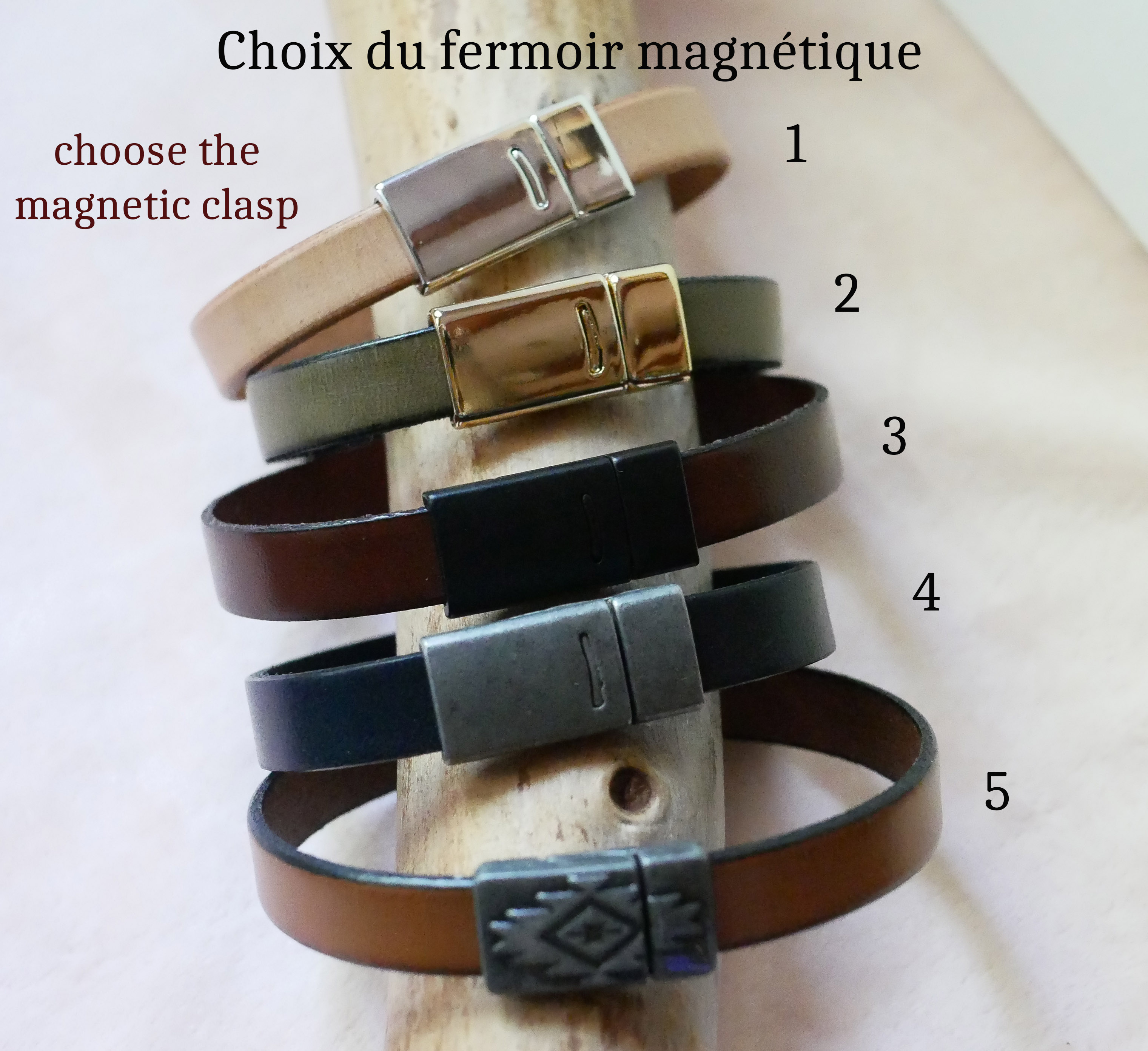 Doppeltes blaues Lederarmband mit Steppnähten an der Magnetschließe