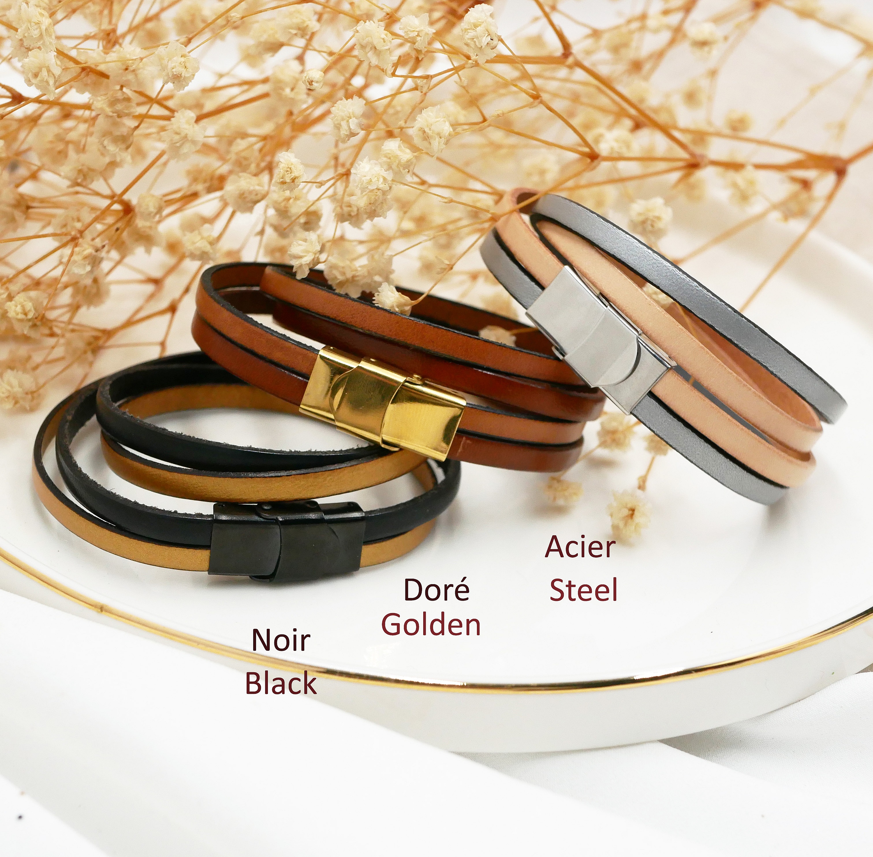Bracelets doubles en cuir personnalisables avec fermoirs en métal.