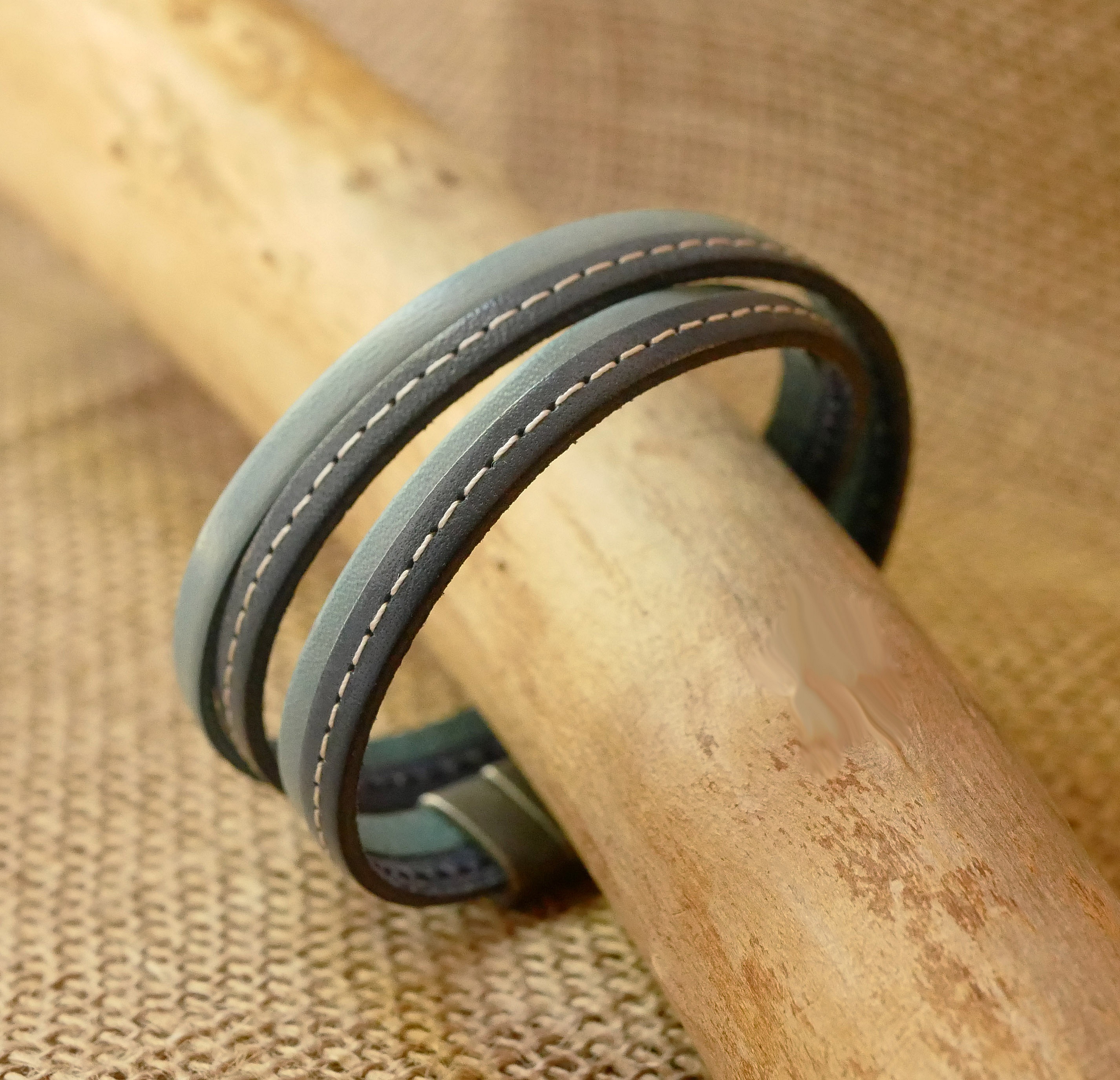 Bracelet double en cuir bleu personnalisable avec surpiqûres blanches.