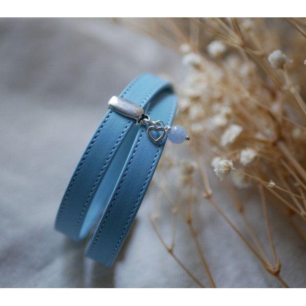 Doppeltes Armband aus hellblauem Leder mit Steppn&auml;hten und Anh&auml;nger nach Wahl