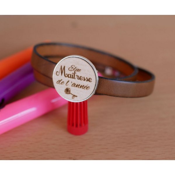 Doppelte Lederarmband mit eingraviertem Holz Cabochon zu personalisieren