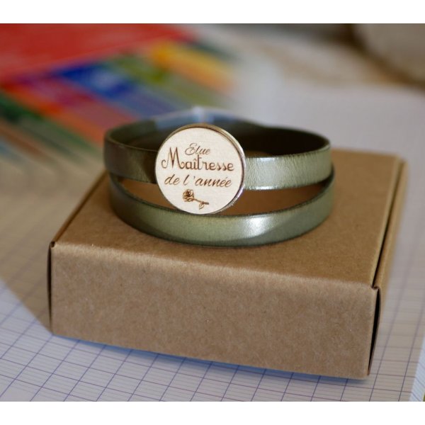 Doppelte Lederarmband mit eingraviertem Holz Cabochon zu personalisieren