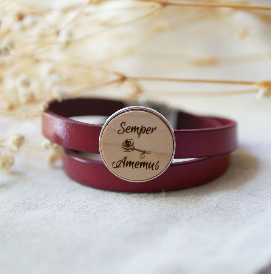 Doppelte Lederarmband mit eingraviertem Holz Cabochon zu personalisieren