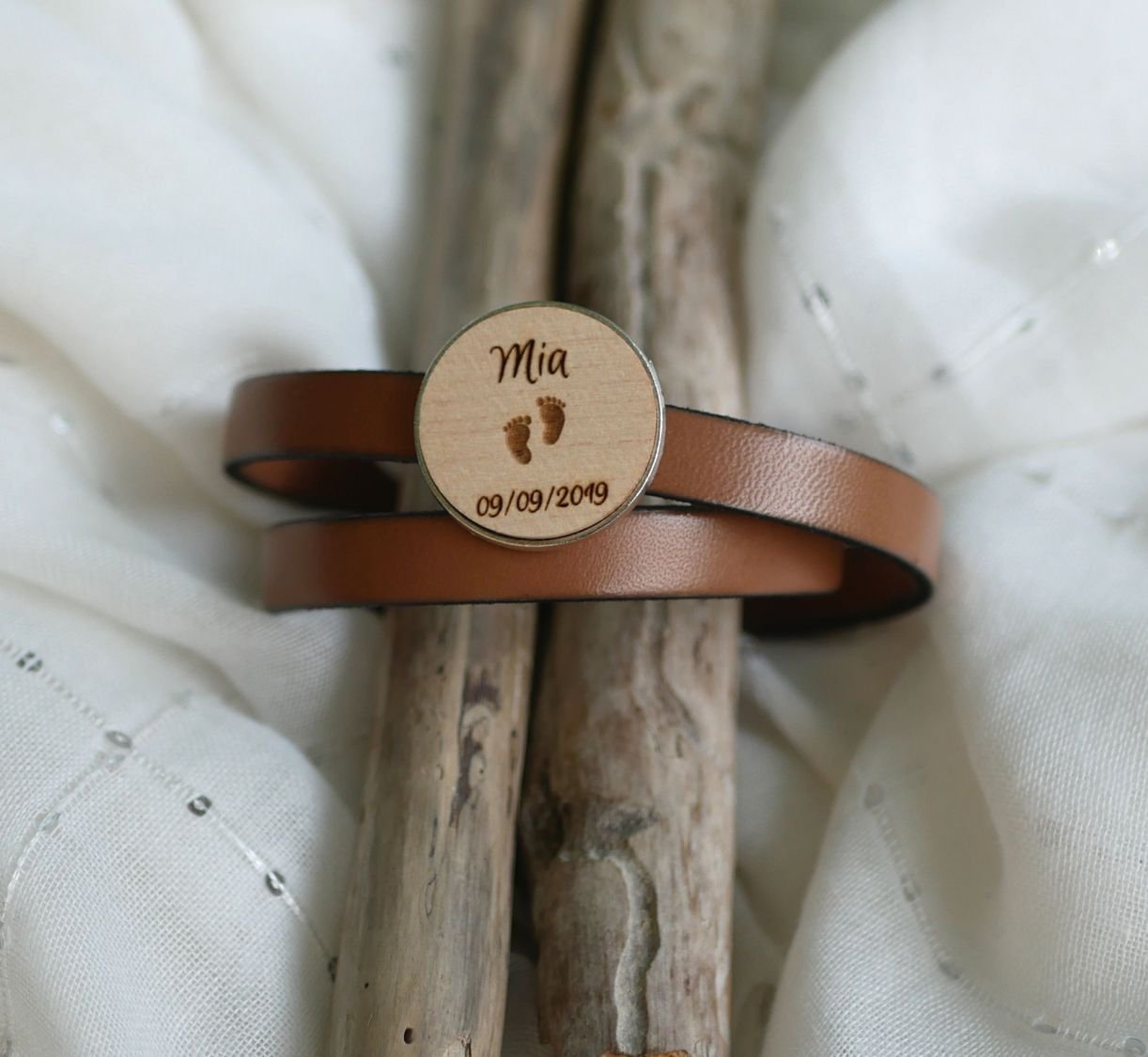 Doppelte Lederarmband mit eingraviertem Holz Cabochon zu personalisieren