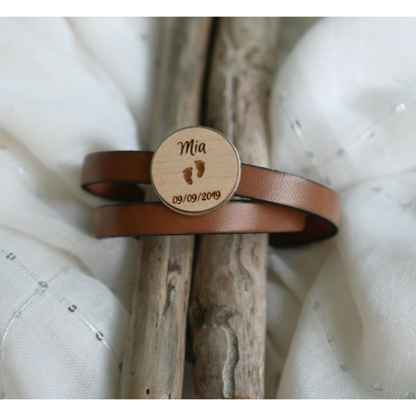 Doppelte Lederarmband mit eingraviertem Holz Cabochon zu personalisieren