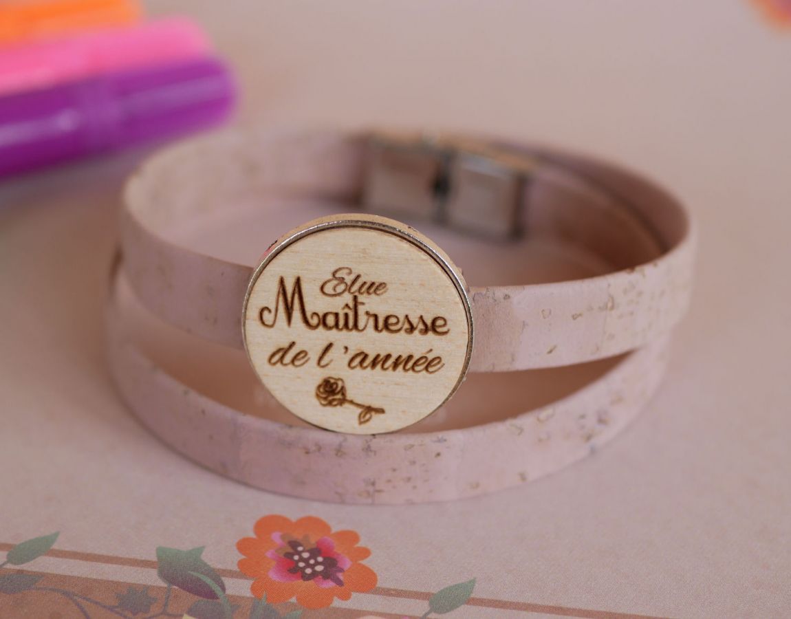 Doppelte Lederarmband mit eingraviertem Holz Cabochon zu personalisieren