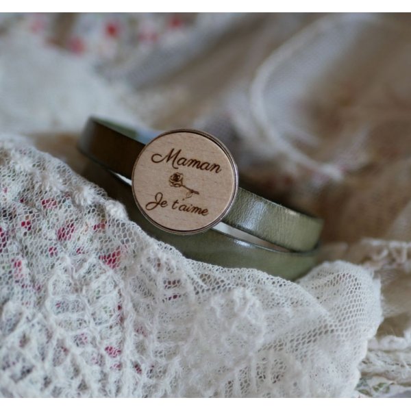 Doppelte Lederarmband mit eingraviertem Holz Cabochon zu personalisieren