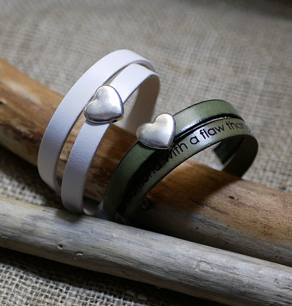 Bracelets double cuir avec cœur argenté et gravure personnalisée.