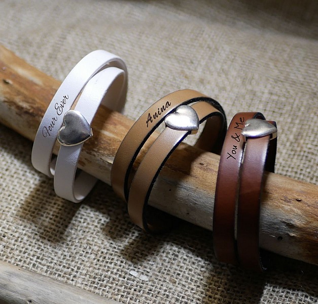 Bracelets doubles en cuir personnalisables avec cœur argenté.