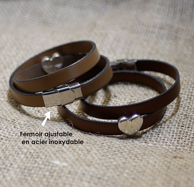 Bracelets doubles en cuir avec cœur argenté et fermoir ajustable.