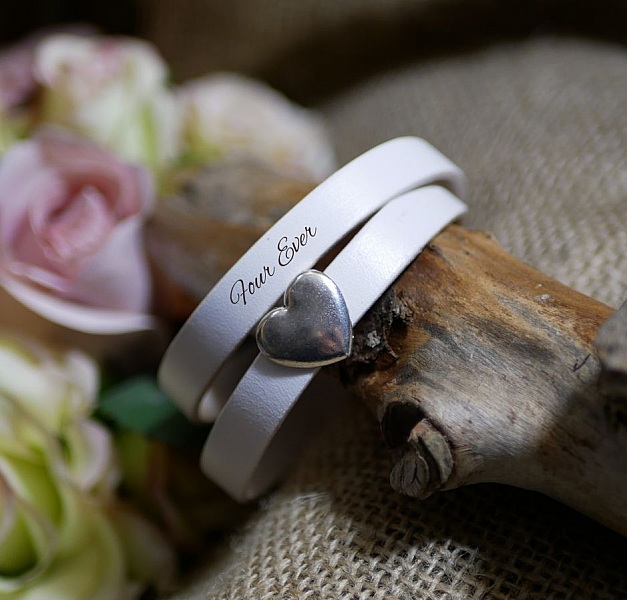 Bracelet double en cuir blanc avec cœur argenté gravé.
