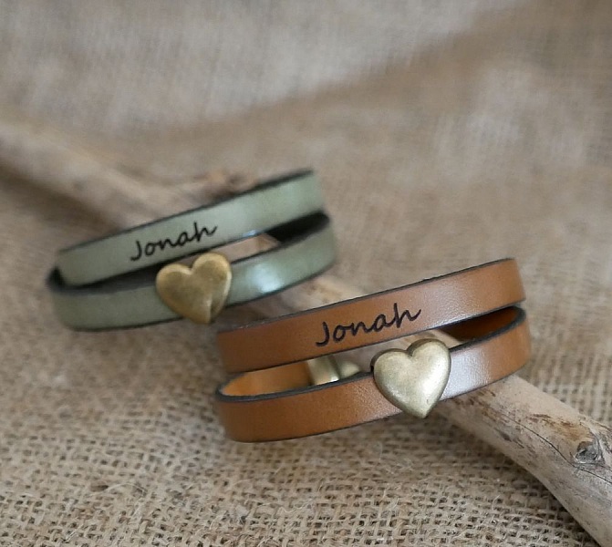 Bracelets doubles en cuir personnalisés avec cœur en bronze.