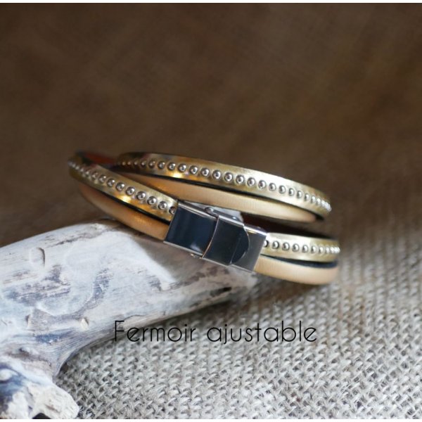 Doppeltes Lederarmband mit goldener Gravur und silbernen Kugeln, anpassbar