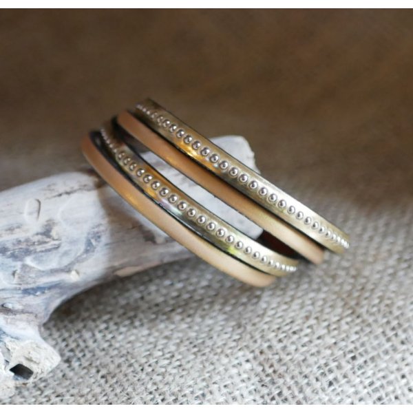 Doppeltes Lederarmband mit goldener Gravur und silbernen Kugeln, anpassbar