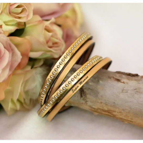 Doppeltes Lederarmband mit goldener Gravur und silbernen Kugeln, anpassbar