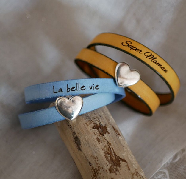 Bracelets doubles en cuir personnalisés avec cœur argenté gravé.