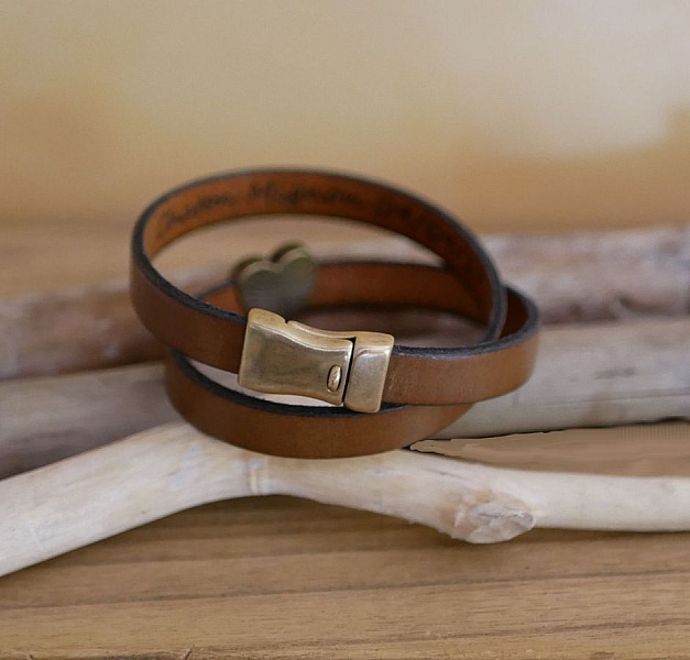 Bracelet double en cuir avec fermoir et cœur en bronze.