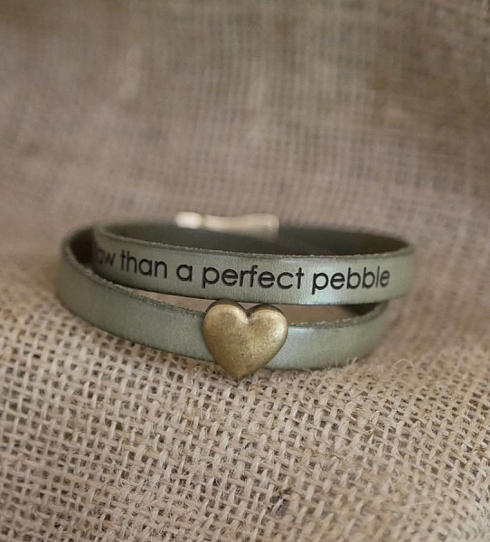 Bracelet double en cuir avec cœur bronze gravé personnalisé.