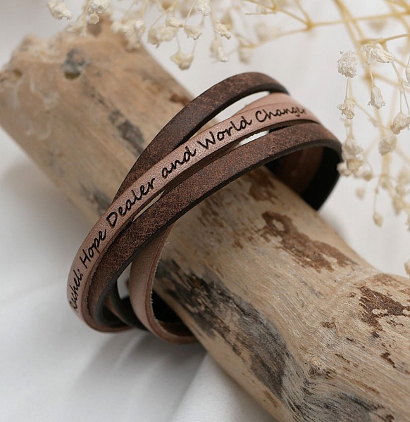 Bracelet en cuir personnalisé avec gravure sur bois flotté.