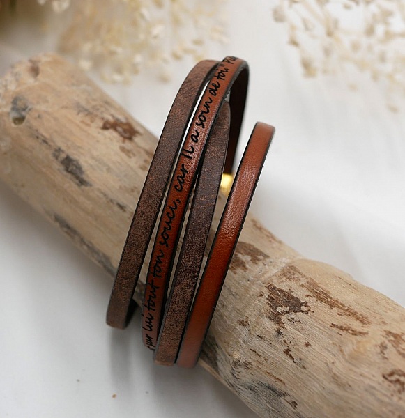 Bracelet en cuir personnalisable avec gravure artisanale.